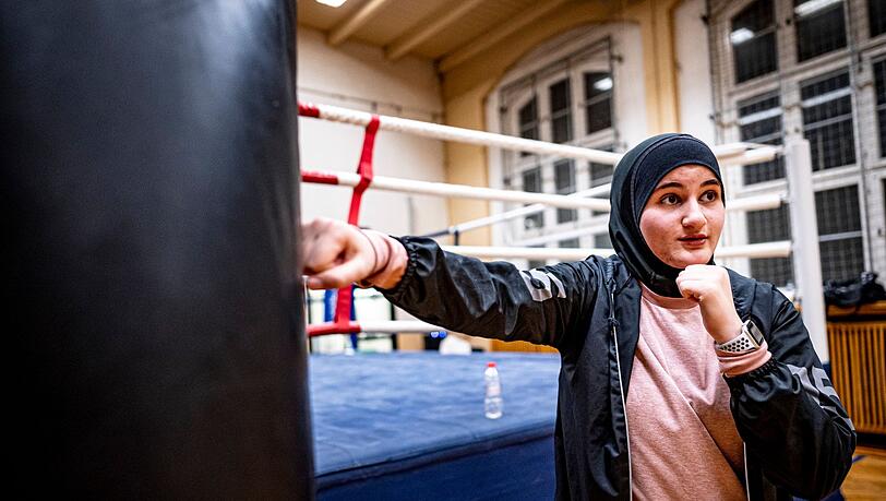 Boxtrainerin Doha Taha Beydoun steht in der Turnhalle beim Boxtraining.