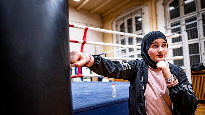 Boxtrainerin Doha Taha Beydoun steht in der Turnhalle beim Boxtraining.