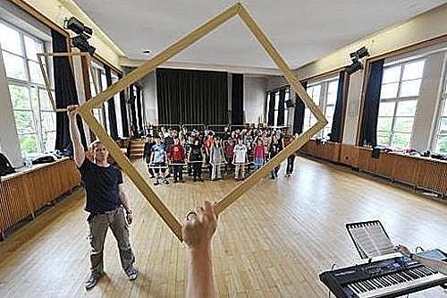 Alles im Rahmen der Kunst: Kinderchor bei den Proben zu "Das Babylonexperiment".