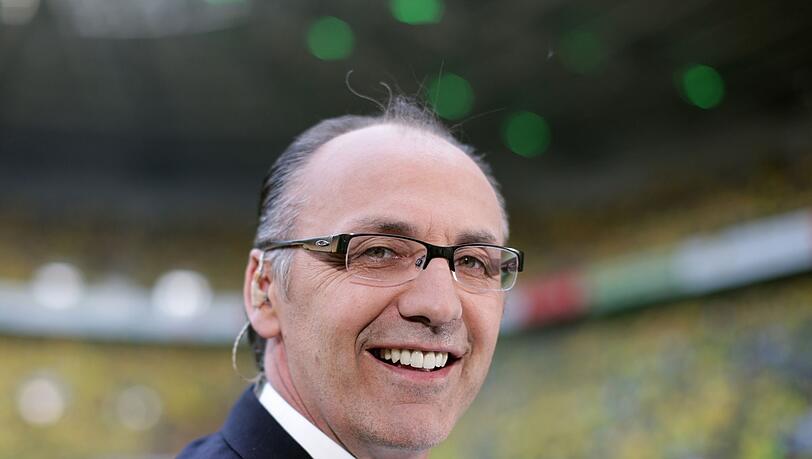 Der ehemalige Dortmunder Spieler Jürgen Kohler lächelt im Stadion.