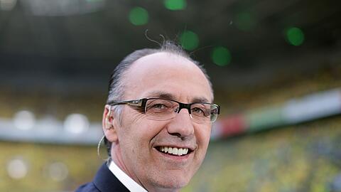 Der ehemalige Dortmunder Spieler Jürgen Kohler lächelt im Stadion.