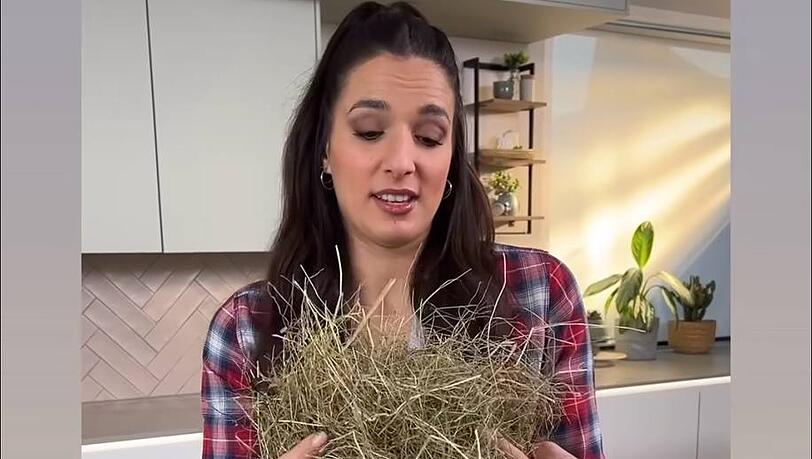 Sally Özcan rätselt, was es mit Johann Lafers Heu-Idee auf sich hat. Sally Özcan rätselt, was es mit Johann Lafers Heu-Idee auf sich hat.