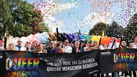 Bei gutem Wetter gingen Zehntausende in Hamburg für mehr Schutz queerer Menschen auf die Straße.