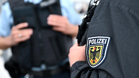 Die Bundespolizei ermittelt wegen sexueller Bel&auml;stigung und K&ouml;rperverletzung gegen einen 36-j&auml;hrigen Mann. (Symbolbild)
