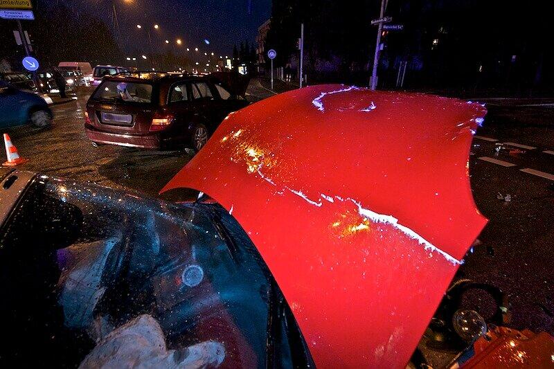 Am Freitag Abend hat sich ein Unfall auf der Kreuzung zwischen der Boschetsrieder und der Höglwörtherstraße zugetragen. Ein Auto ist möglicherweise bei "Spätgelb" über die Kreuzung gefahren, woraufhin ein Abbieger frontal mit dem Auto zusammenstieß.