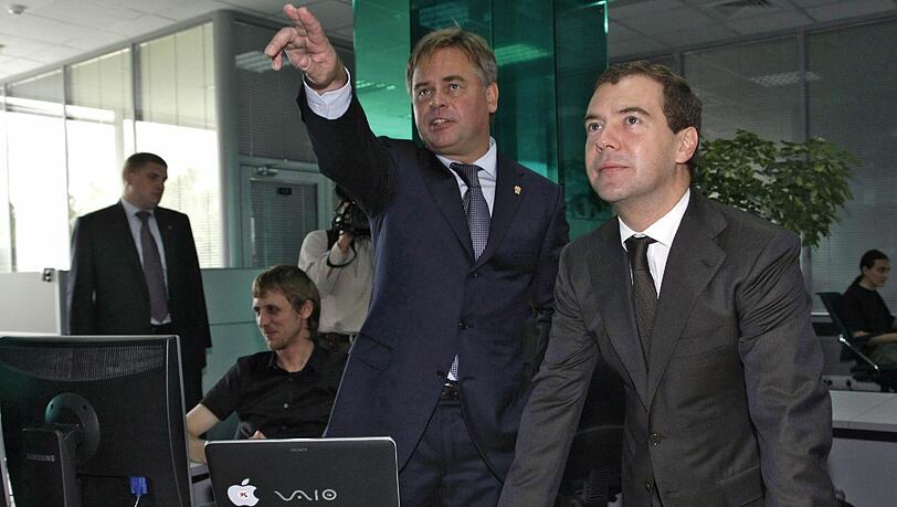Der russische Präsident Dmitri Medwedew lauscht den Erklärungen des Software-Entwicklers Eugene Kaspersky (l.). Dessen Sohn wurde jetzt entführt. Der russische Präsident Dmitri Medwedew lauscht den Erklärungen des Software-Entwicklers Eugene Kaspersky (l.). Dessen Sohn wurde jetzt entführt.