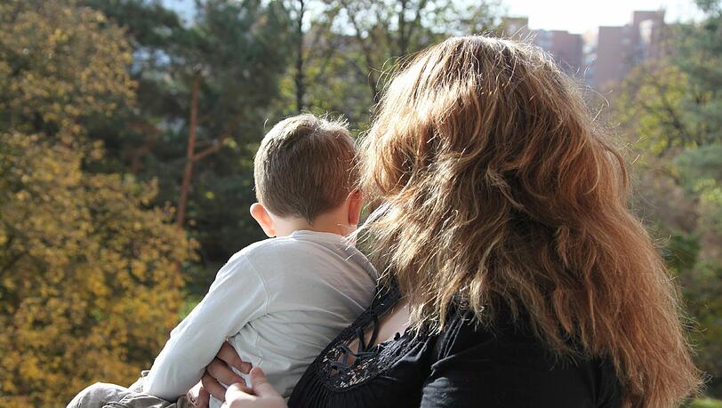 Sandra S. und ihr Sohn kommen nicht ohne Hilfe über die Runden. Die Mutter ist eine von 14.510 „Aufstockern“. Sandra S. und ihr Sohn kommen nicht ohne Hilfe über die Runden. Die Mutter ist eine von 14.510 „Aufstockern“.