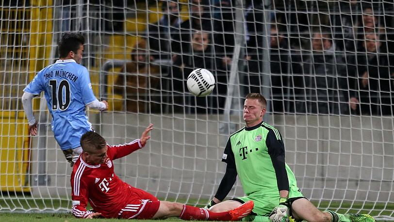 Diese Chance von Löwen-Regisseur Mike Ott ging nicht ins Tor. In der zweiten Halbzeit machte er sich aber zum Derby-Helden Diese Chance von Löwen-Regisseur Mike Ott ging nicht ins Tor. In der zweiten Halbzeit machte er sich aber zum Derby-Helden