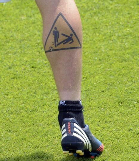 Und Italiens Daniele De Rossi weist seine Gegenspieler mit einem Beinbruch-Warnschild auf die Gefahren seiner Spielweise hin.
