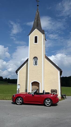 Der Fiat 124 basiert auf dem erfolgreichen Mazda MX-5 und setzt beim Design italienische Duftmarken.