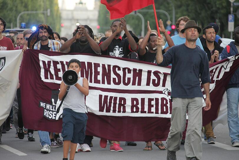Mit Plakaten und Fahnen zogen die Flüchtlinge und ihre Unterstützer durch München.