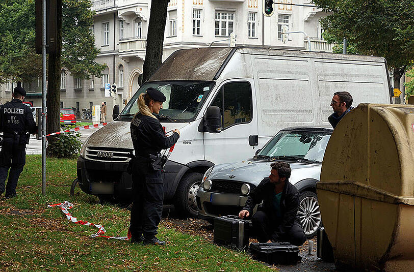 Die Polizei hat in Schwabing eine Frau mit Messer im Kopf aufgefunden. Die Bilder vom Tatort.