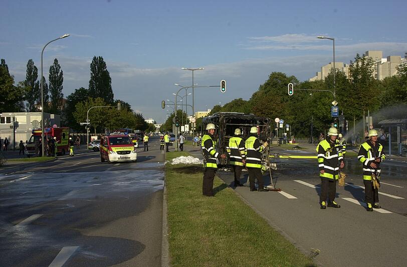 Der Bus fing auf der Fahrt plötzlich Feuer.