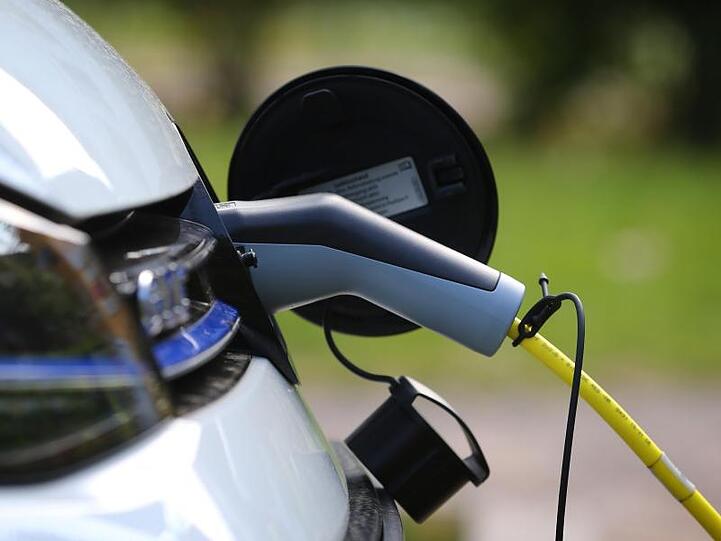 Ein Elektroauto wird an einer Ladestation mit Strom geladen. Foto: Karl-Josef Hildenbrand/dpa/Archiv/Symbolbild