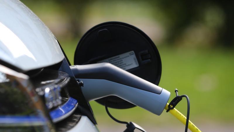 Ein Elektroauto wird an einer Ladestation mit Strom geladen. Foto: Karl-Josef Hildenbrand/dpa/Archiv/Symbolbild Ein Elektroauto wird an einer Ladestation mit Strom geladen. Foto: Karl-Josef Hildenbrand/dpa/Archiv/Symbolbild