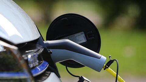 Ein Elektroauto wird an einer Ladestation mit Strom geladen. Foto: Karl-Josef Hildenbrand/dpa/Archiv/Symbolbild