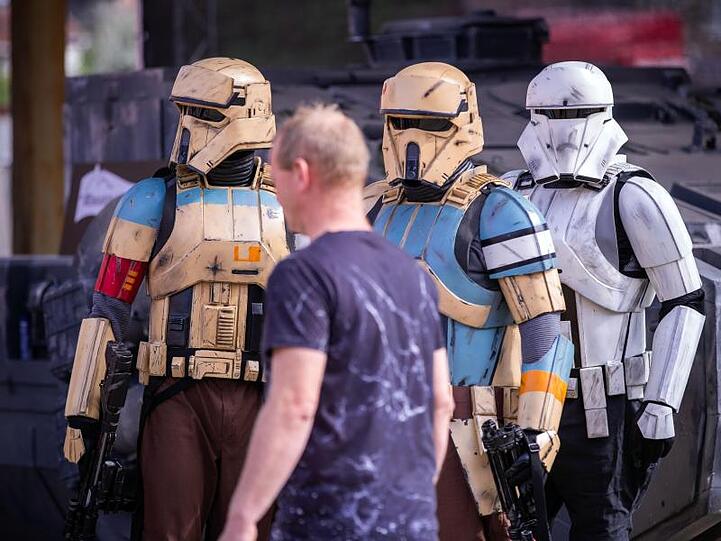 Als Sandtrooper verkleidete Mitglieder des Legion501 beobachten einen Besucher des Fanprojekts "Outpost One" mit Nachbildungen aus "Star Wars"-Filmen.