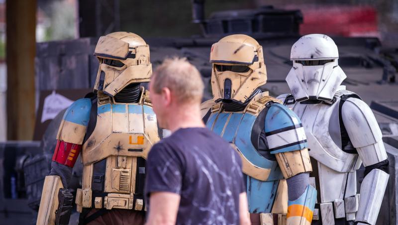 Als Sandtrooper verkleidete Mitglieder des Legion501 beobachten einen Besucher des Fanprojekts "Outpost One" mit Nachbildungen aus "Star Wars"-Filmen. Als Sandtrooper verkleidete Mitglieder des Legion501 beobachten einen Besucher des Fanprojekts "Outpost One" mit Nachbildungen aus "Star Wars"-Filmen.