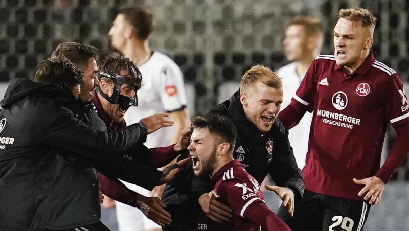 Nürnbergs Torschütze Erik Shuranov (M) jubelt mit Mannschaftskollegen über das Tor zum 1:2.