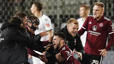 Nürnbergs Torschütze Erik Shuranov (M) jubelt mit Mannschaftskollegen über das Tor zum 1:2.