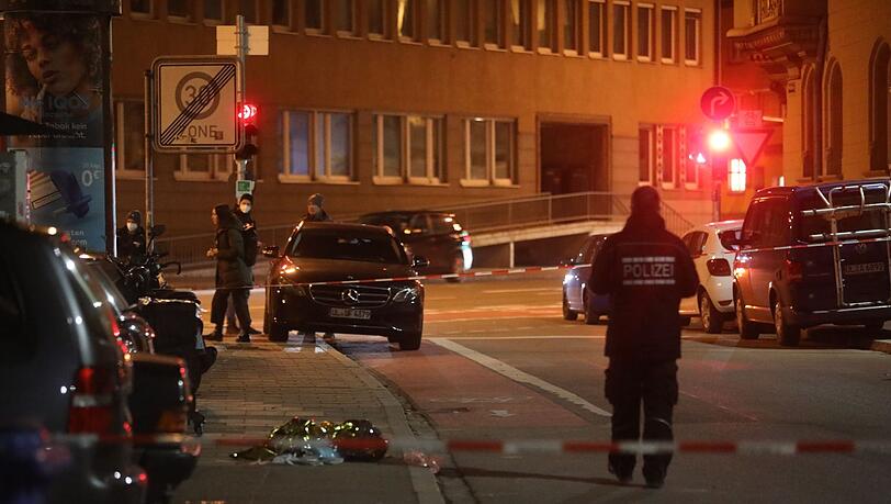 Eine Wärmefolie liegt auf der Straße.