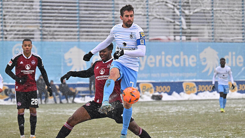 Stellt bei winterlichen Bedingungen gegen Zweitligist Nürnberg auf 1:0: Kapitän Stefan Lex, wiedergenesen von seinem Hexenschuss. Stellt bei winterlichen Bedingungen gegen Zweitligist Nürnberg auf 1:0: Kapitän Stefan Lex, wiedergenesen von seinem Hexenschuss.