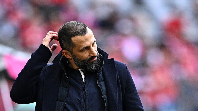 Münchens Sportvorstand Hasan Salihamidzic kratzt sich am Kopf.