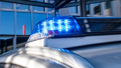 Ein Blaulicht leuchtet auf dem Dach eines Polizeiwagens.