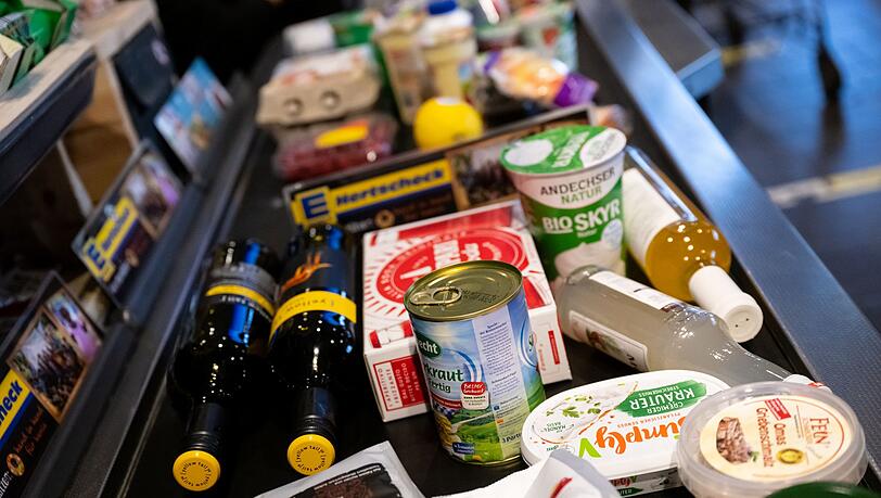 Einkauf: Nahrungsmittel und Getränke waren im Dezember teurer. (Symbolbild)