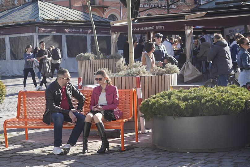 Am Wochenende schon eifrig genutzt: die neue Bank auf dem Viktualienmarkt.