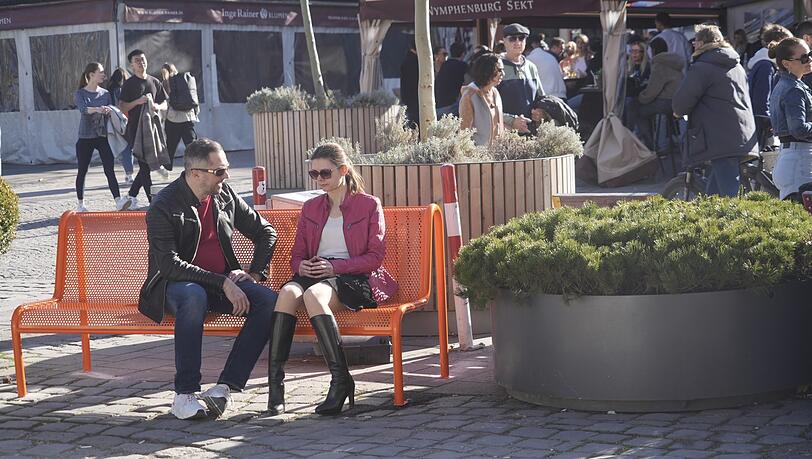 Am Wochenende schon eifrig genutzt: die neue Bank auf dem Viktualienmarkt. Am Wochenende schon eifrig genutzt: die neue Bank auf dem Viktualienmarkt.