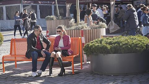 Am Wochenende schon eifrig genutzt: die neue Bank auf dem Viktualienmarkt.