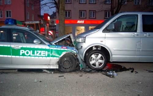 Mit Schwung krachte der Streifenwagen auf einen geparkten VW-Bus.