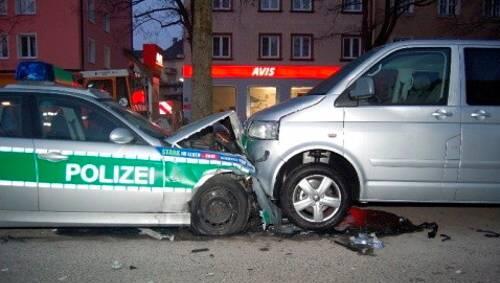 Mit Schwung krachte der Streifenwagen auf einen geparkten VW-Bus. Mit Schwung krachte der Streifenwagen auf einen geparkten VW-Bus.