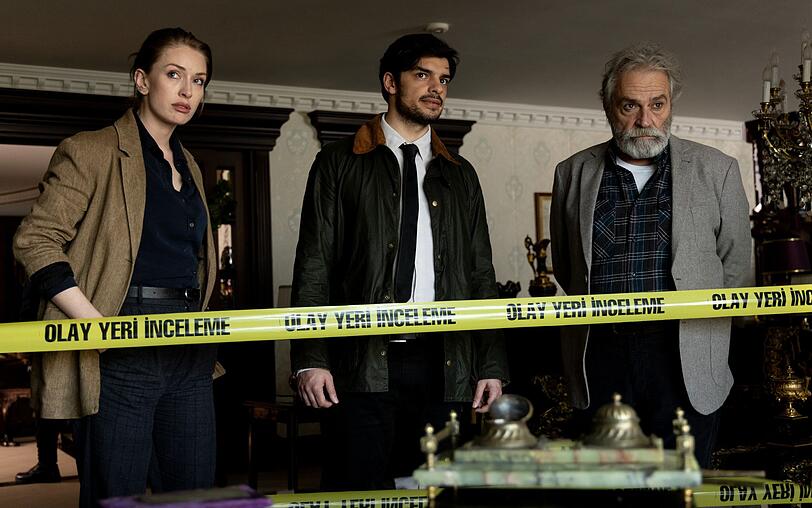Die neuen Ermittler am Sonntagabend im ZDF: Ayse (Yasemin Kay Allen, links) traut dem neuen Kollegen Mehmet (Ethan Kai, Mitte) nicht so recht über den Weg. Zu ihrem Chef Inspector Ikmen (Haluk Bilginer) dagegen hat sie eine gute Beziehung. Die neuen Ermittler am Sonntagabend im ZDF: Ayse (Yasemin Kay Allen, links) traut dem neuen Kollegen Mehmet (Ethan Kai, Mitte) nicht so recht über den Weg. Zu ihrem Chef Inspector Ikmen (Haluk Bilginer) dagegen hat sie eine gute Beziehung.