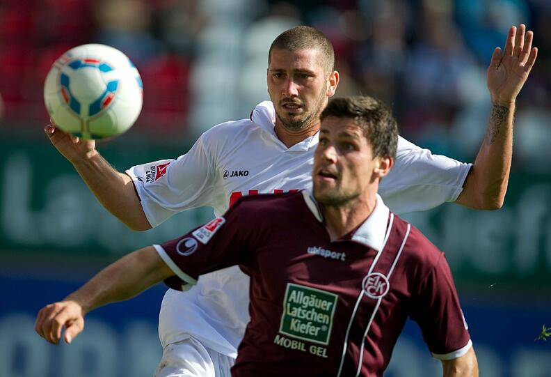 Der Augsburger Sascha Mölders (h) kämpft mit Florian Dick um den Ball