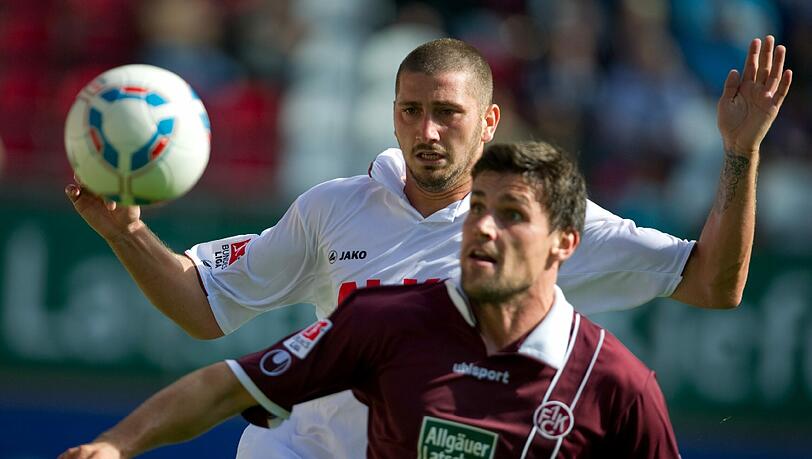 Der Augsburger Sascha Mölders (h) kämpft mit Florian Dick um den Ball Der Augsburger Sascha Mölders (h) kämpft mit Florian Dick um den Ball