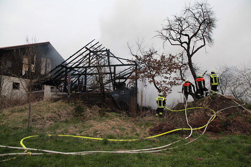 Warum der Bauernhof in Hagenberg in Flammen aufging, ist bisher nicht bekannt.