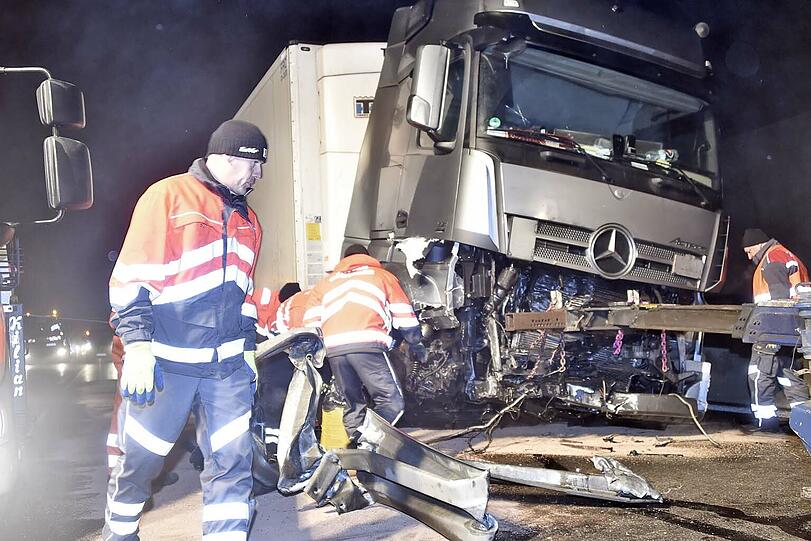 Der 50-Jährige war mit seinem mit Schweinehälften beladenen Lkw bei dichtem Nebel in den Fahrbahnteiler an der Ausfahrt Freimann gerast.