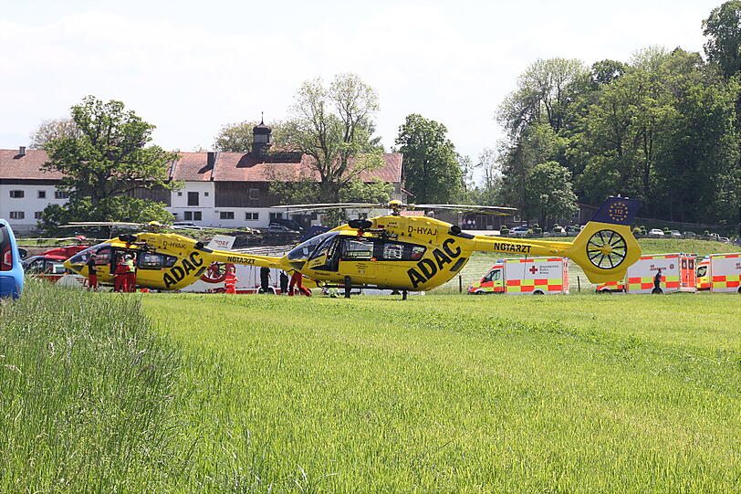Bei dem Schulbus-Unfall wurden 15 Kinder und die beiden Busfahrer teils schwer verletzt.