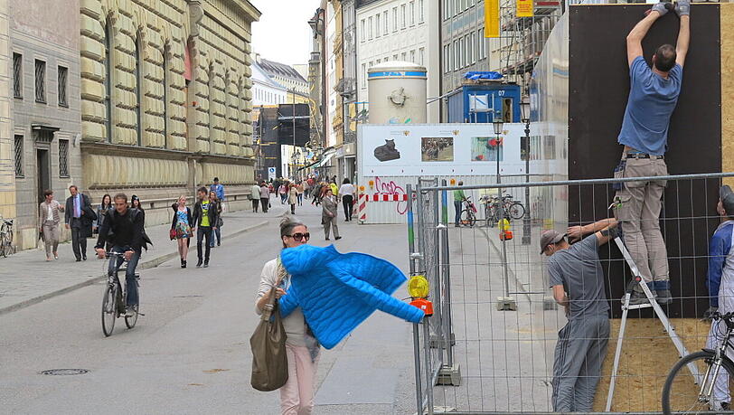 Die Renovierung eines Hauses scheint zu Ende zu sein: Die Münchner und Touristen bekommen die Residenzstraße wieder zu sehen. Die Renovierung eines Hauses scheint zu Ende zu sein: Die Münchner und Touristen bekommen die Residenzstraße wieder zu sehen.