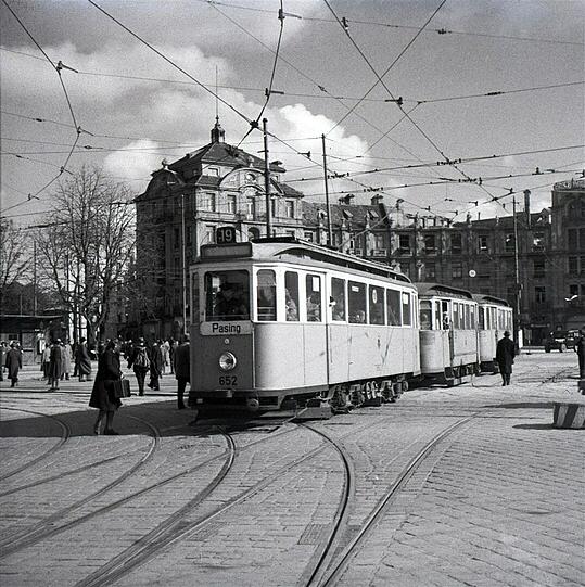 Eine 19er-Tram vor dem teils noch beschädigten Stachus-Rondell.
