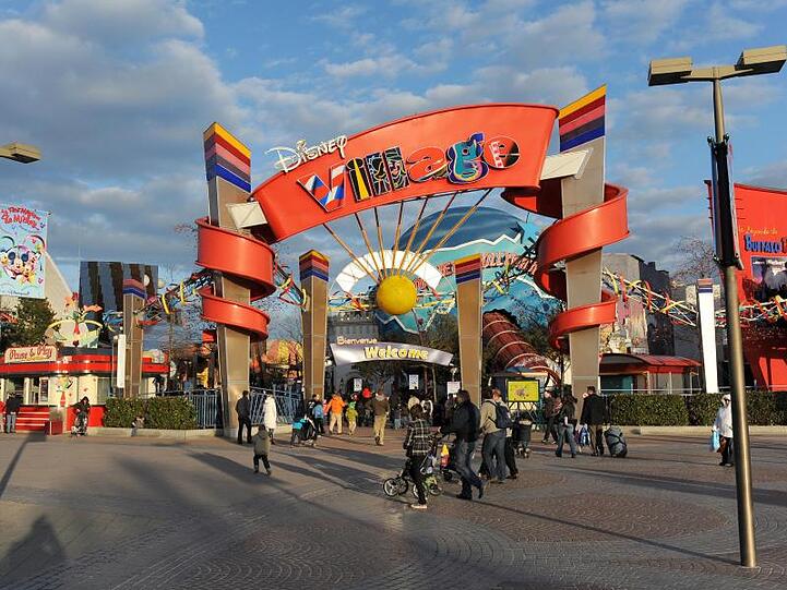 Der Eingang zum Disney Village, im Disneyland Resort Paris.