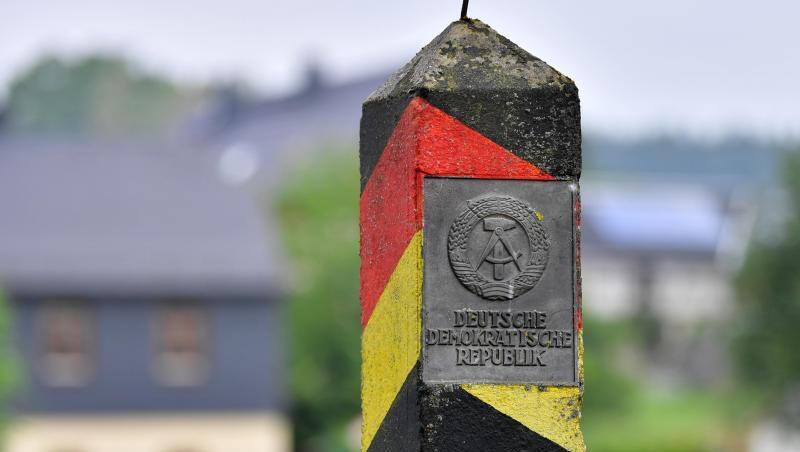 Ein Grenzpfahl mit dem Wappen und dem Schriftzug "Deutsche Demokratische Republik". Foto: Martin Schutt/Archivbild Ein Grenzpfahl mit dem Wappen und dem Schriftzug "Deutsche Demokratische Republik". Foto: Martin Schutt/Archivbild