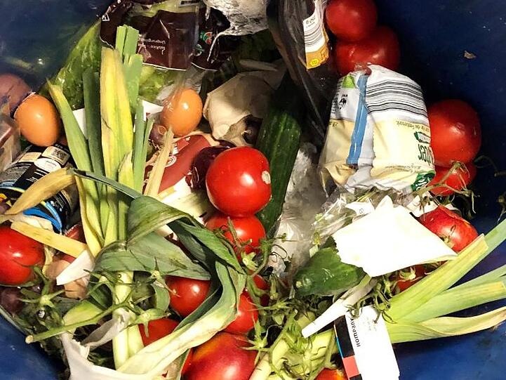 Zwei Studentinnen aus Bayern, die beim "Containern" von Lebensmitteln erwischt wurden, wehren sich gegen ihre Verurteilung: Sie legen Beschwerde beim Bundesverfassungsgericht ein.