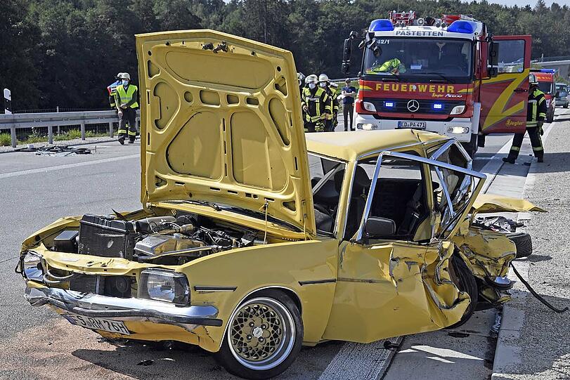 Der Opel Ascona ist nur noch Schrott.