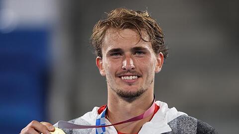 Da ist sie: Alexander Zverev pr&auml;sentiert seine Goldmedaille.