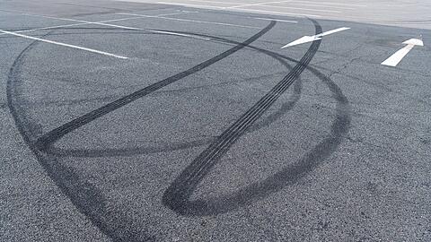 Die jungen Männer drifteten mit ihren Autos, einige von ihnen kletterten dafür auf die Fahrzeuge. (Symbolbild)