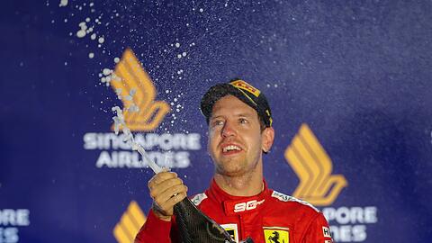Ferrari-Pilot Sebastian Vettel lässt nach seinem Sieg 2019 in Singapur die Champagnerkorken knallen.