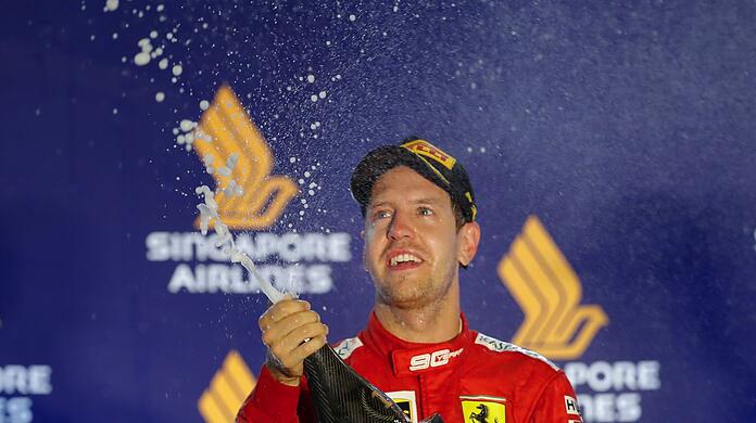Ferrari-Pilot Sebastian Vettel lässt nach seinem Sieg 2019 in Singapur die Champagnerkorken knallen.